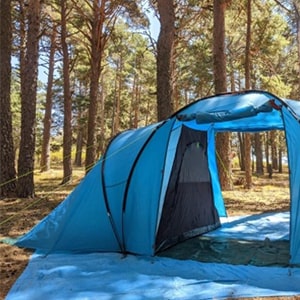 uso lona impermeable camping suelo